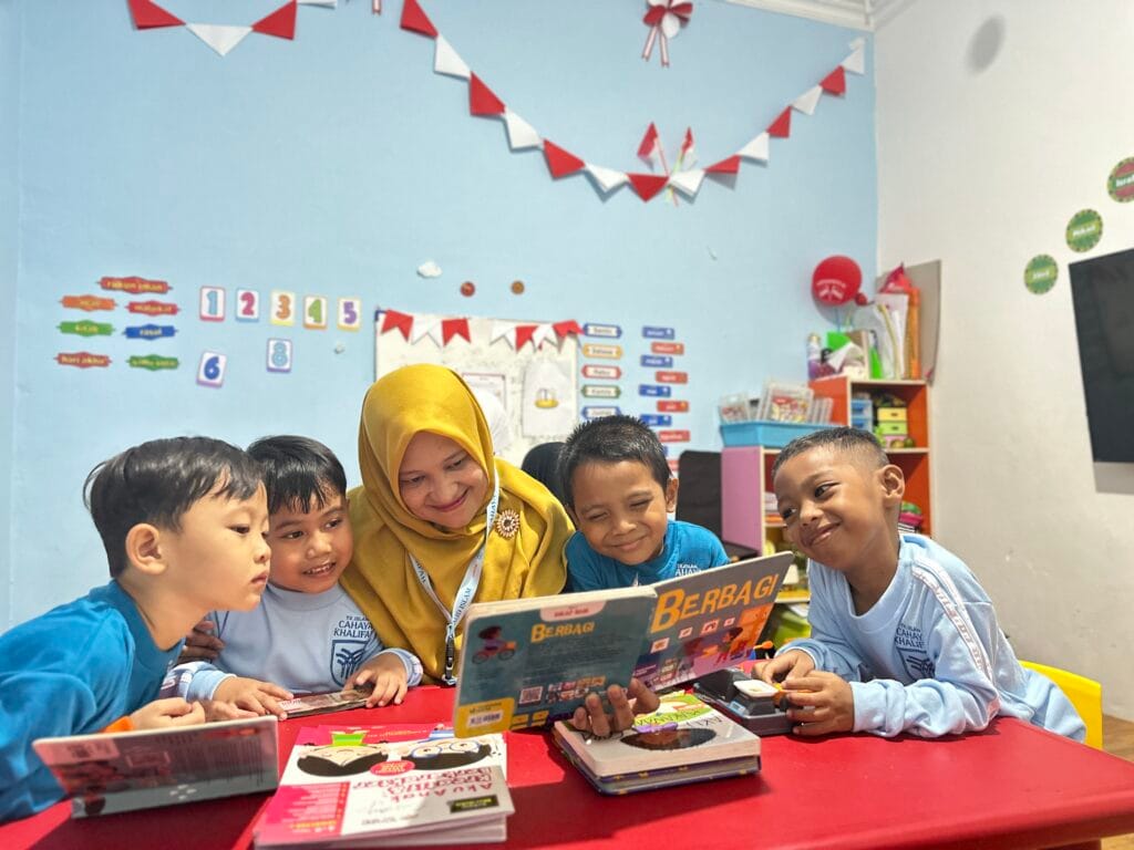 anak - anak belajar di tk islam cahaya khalifah anak - anak belajar di tk islam cahaya khalifah