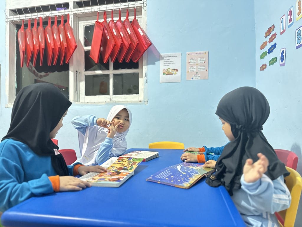 siswa tk islam cahaya khalifah sedang belajar siswa tk islam cahaya khalifah sedang belajar