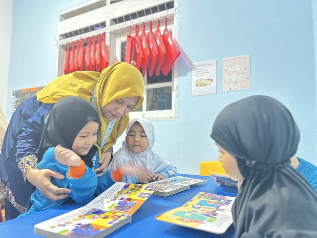 siswi tk islam cahaya khalifa palu siswi tk islam cahaya khalifa palu sedang belajar
