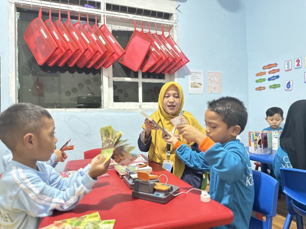 siswa tk islam cahaya khalifah palu sedang belajar